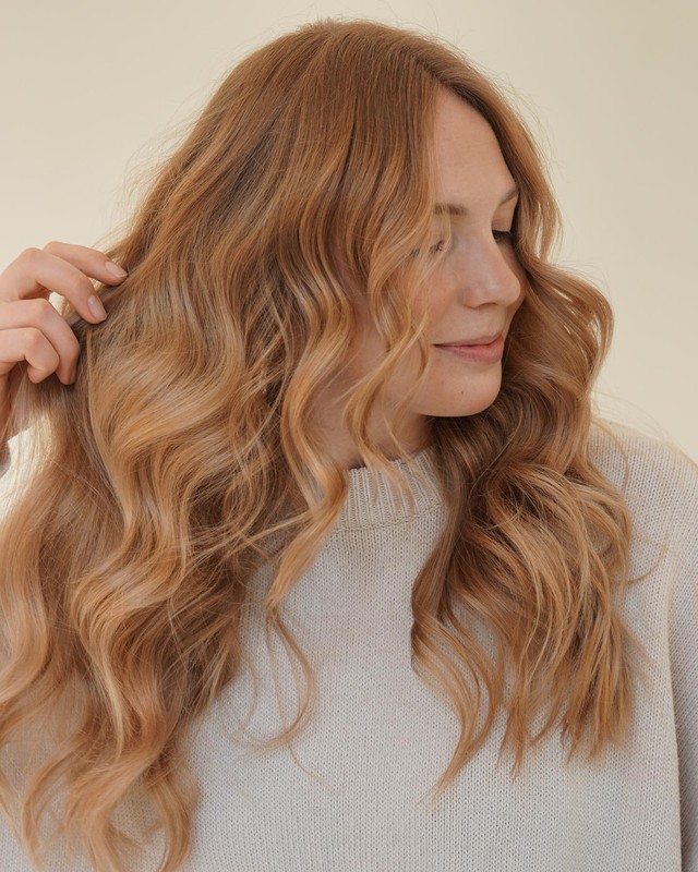 Strawberry blonde tudo sobre a tendência de cabelos loiro morango que está dominando o verão