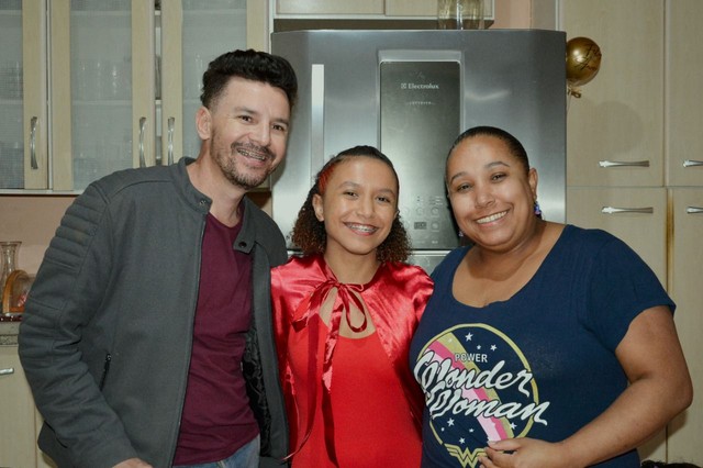 Filha de pai gay e mãe hétero viraliza ao contar sua história Famílias como a minha existem e