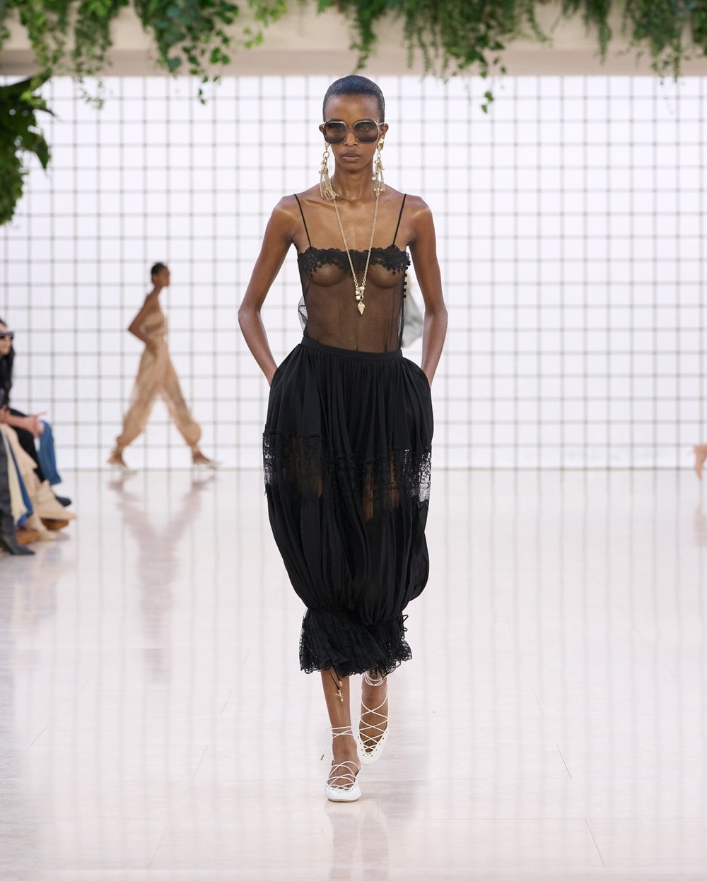 O estilo sexy está de volta e a lingerie à mostra vai ser sua melhor amiga segundo as