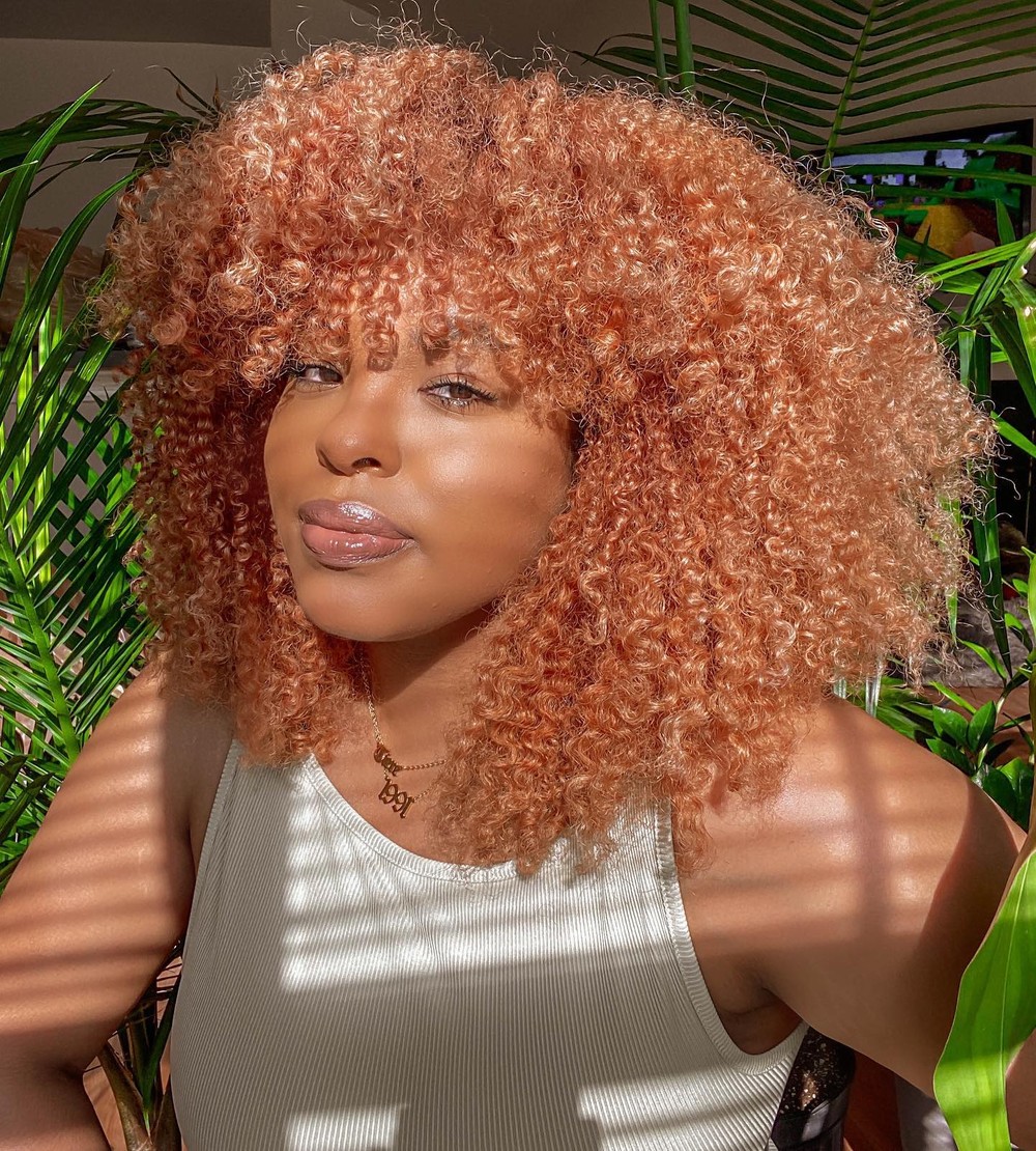 Strawberry blonde tudo sobre a tendência de cabelos loiro morango que está dominando o verão