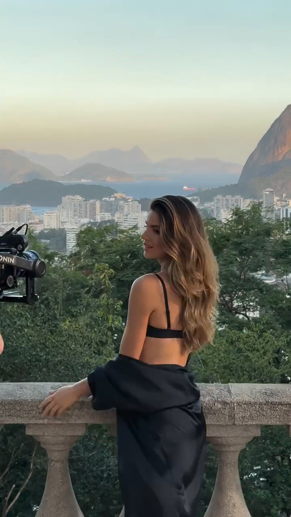 No Rio Camila Queiroz Mostra Bastidores De Ensaio De Lingerie E Ganha Elogios Surreal