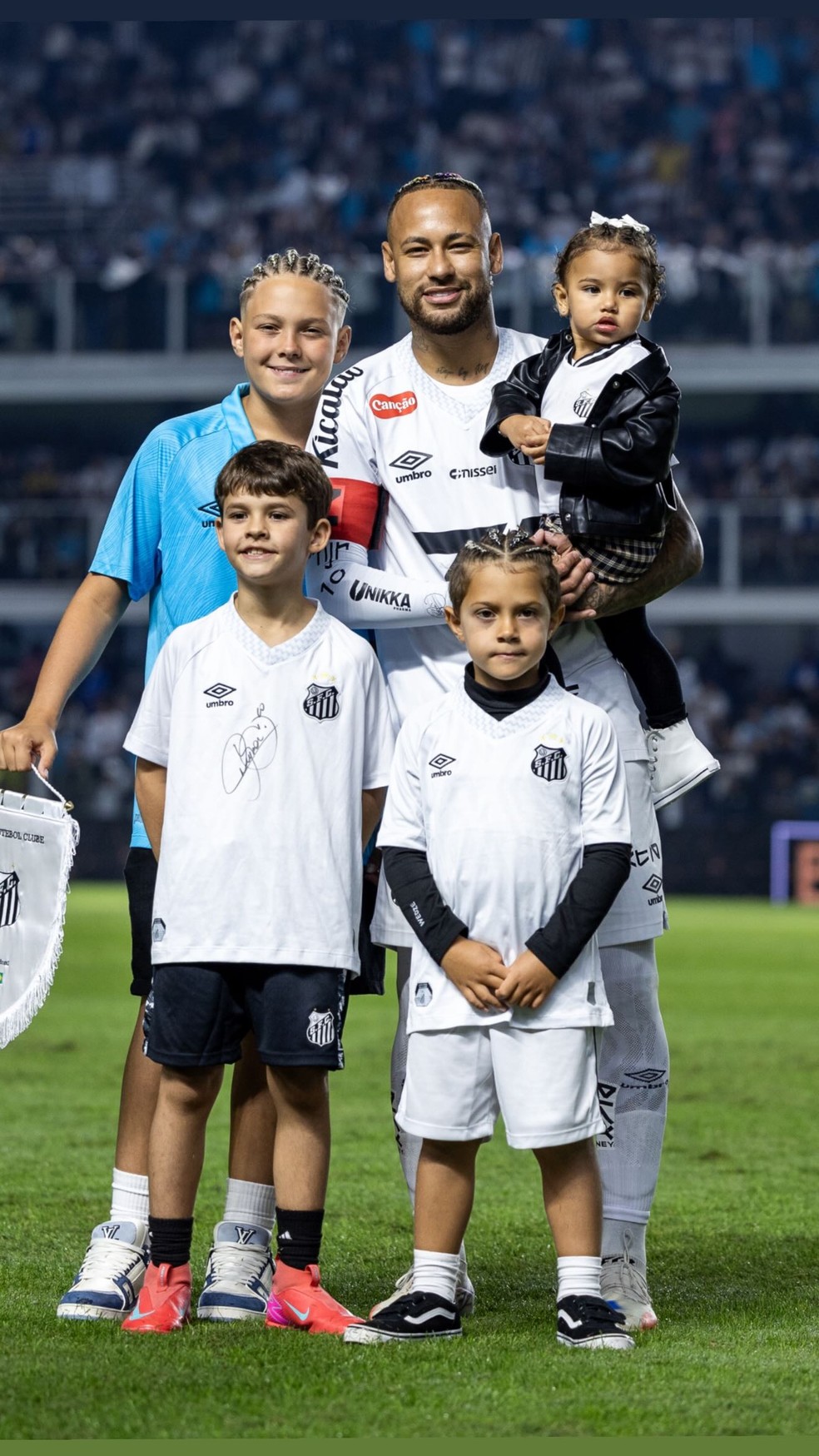 Na mesma noite, Neymar posou com dois dos seus quatro filhos, — Foto: Reprodução/Instagram