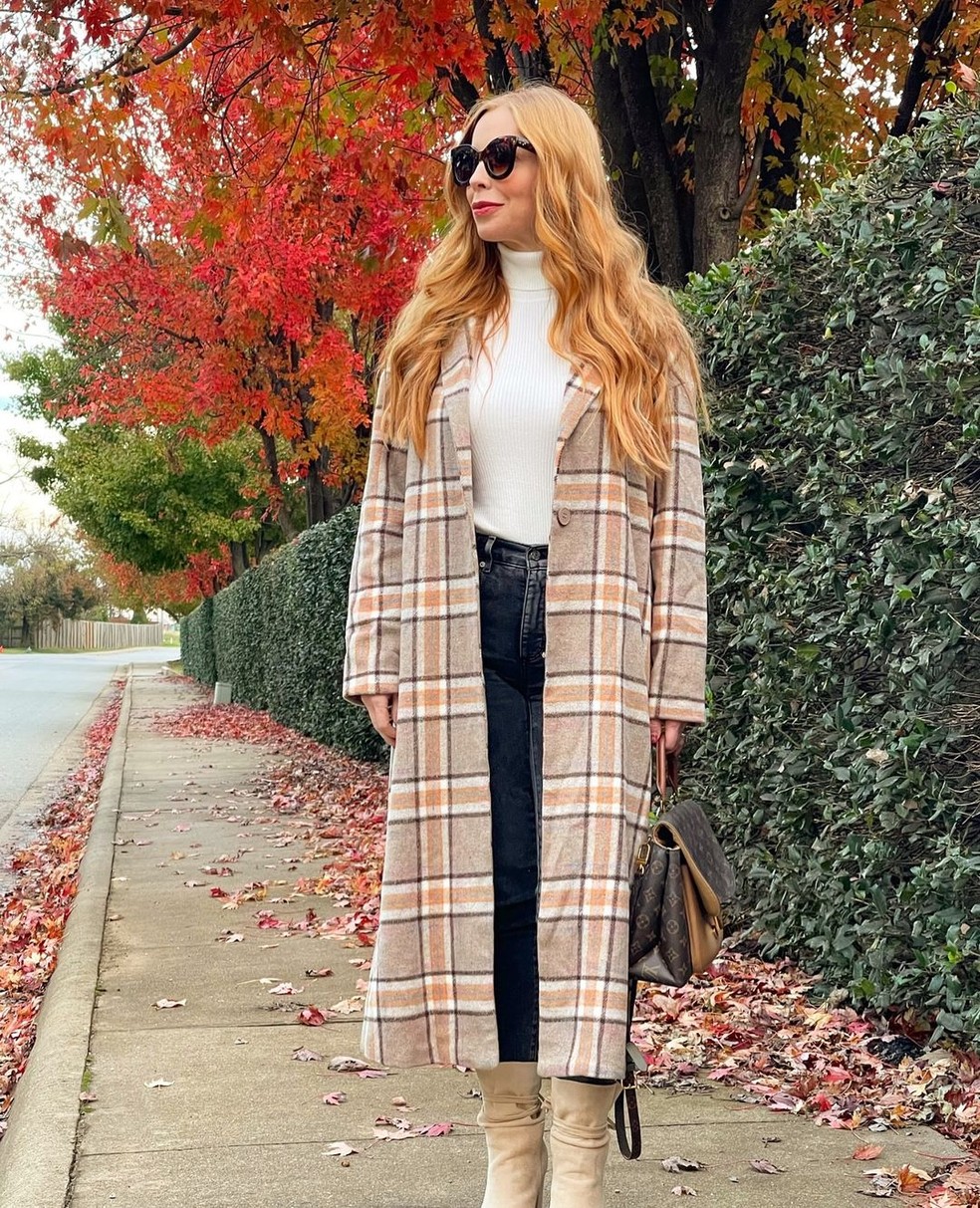 Durante o inverno, o foco deve ser em se manter aquecida sem comprometer a elegância — Foto: Reprodução/Instagram @emily.e.young