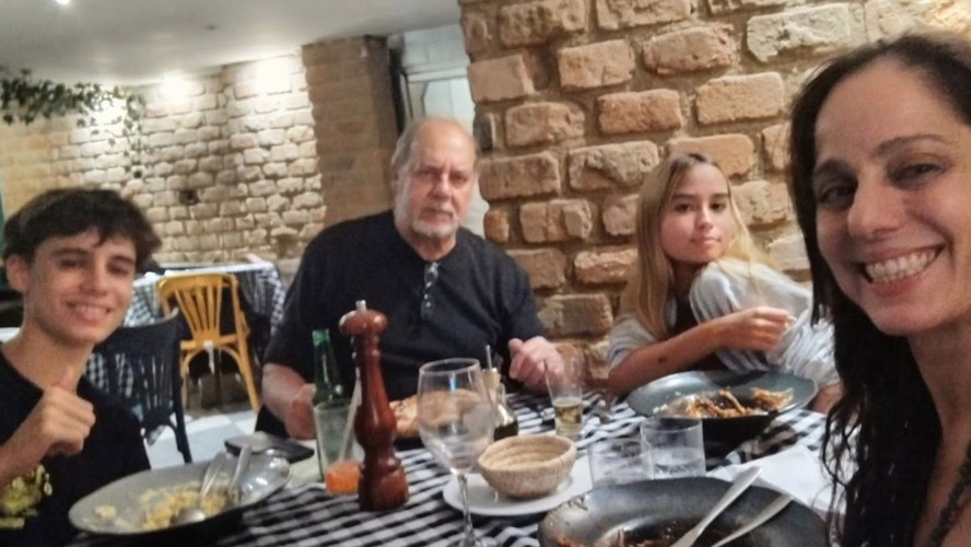 Claudia Mauro e PC Grande posam em jantar ao lado dos filhos gêmeos: 'Momentos que fazem a vida mais feliz'