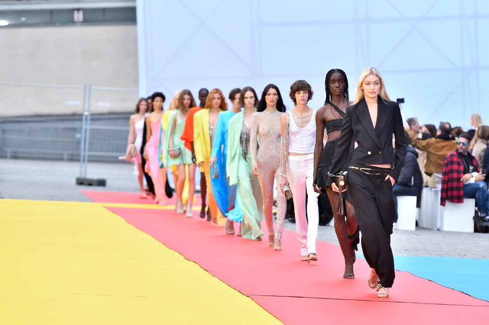 Stella McCartney resgata os anos 2000 no desfile mais sustentável da carreira — Foto: Getty Images