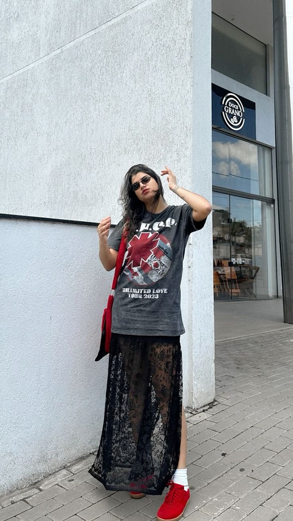 Peças com transparência como a saia dá um toque sensual para o look. — Foto: Reprodução/instagram @carolinhs