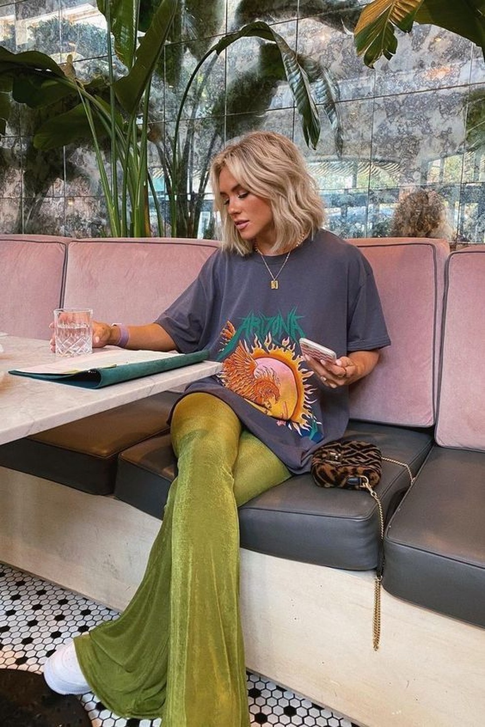 Calça pantalona está entre as peças mais marcantes para se ter no guarda-roupa. — Foto: Reprodução/Pinterest @eslamoda