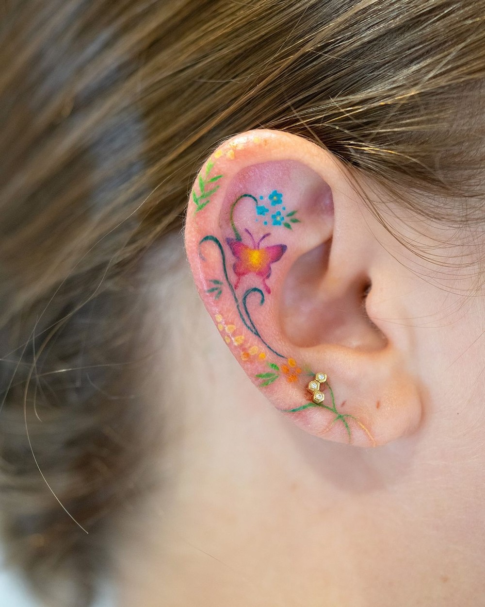 As melhores inspirações de tatuagem na orelha feminina para você copiar