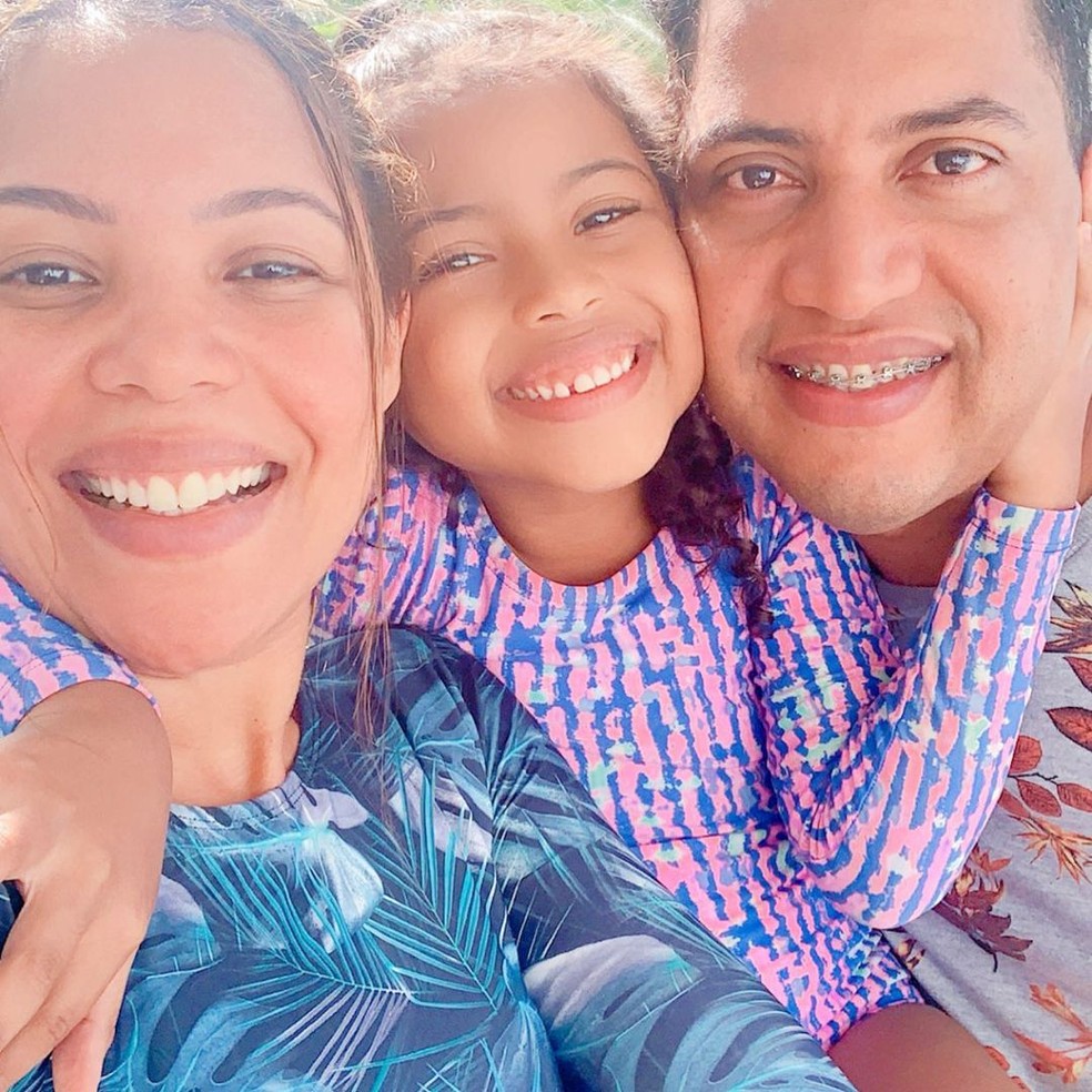 Amanda Wanessa, Jobson Santos e a filha Mel — Foto: reprodução/instagram