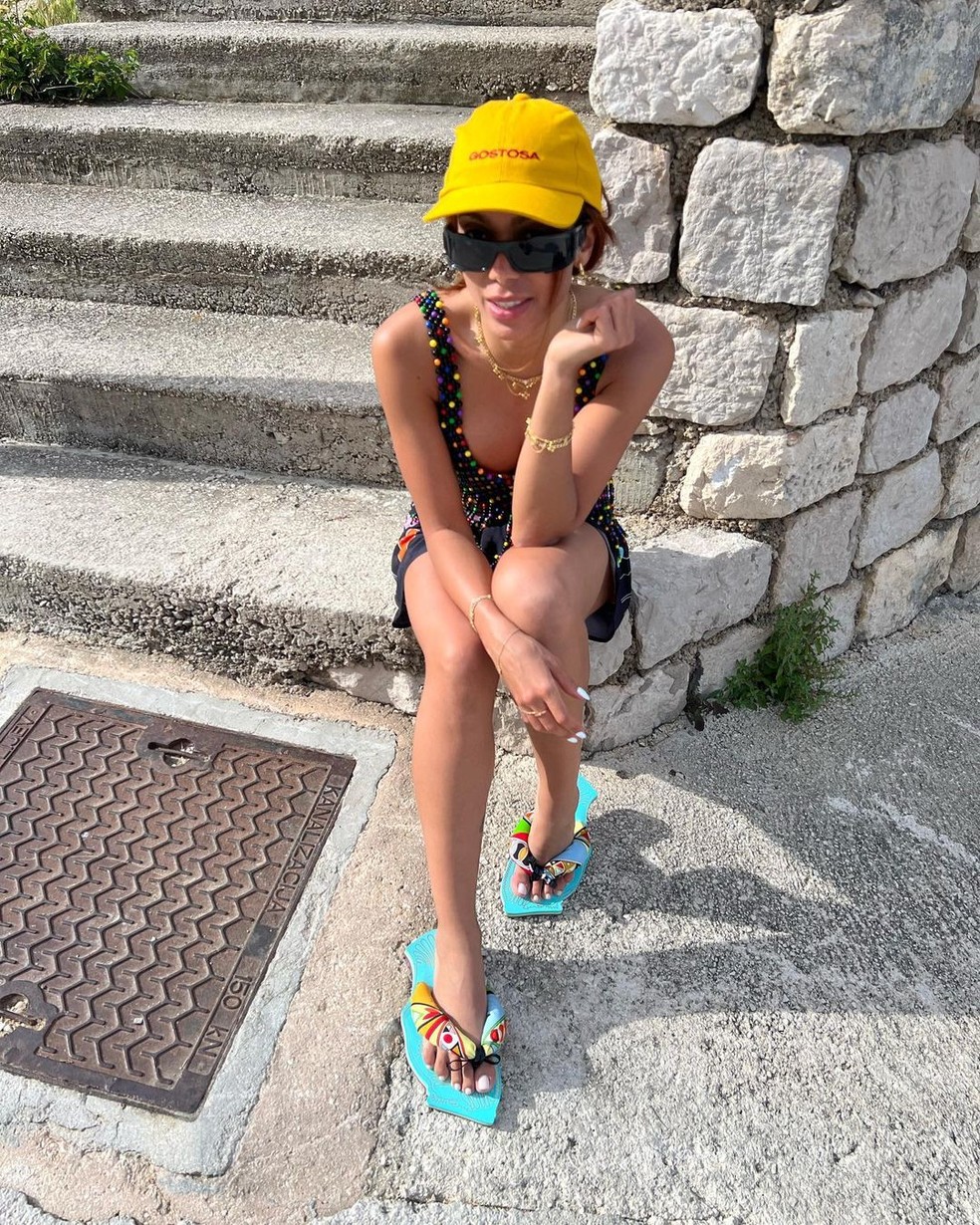 Anitta posa na rua em álbum de férias na Europa — Foto: Reprodução