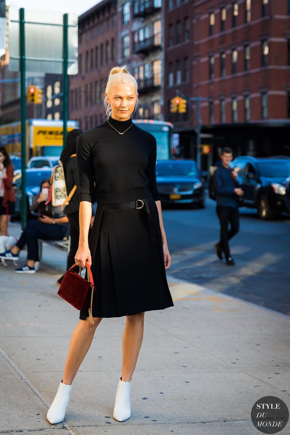 Quando o assunto é Karlie Kloss, estilo é a pauta principal. Aposte em look com bota cano curto branco. — Foto: Reprodução/Pinterest
