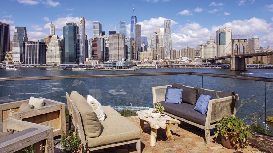Vista do East River e do horizonte Manhattan