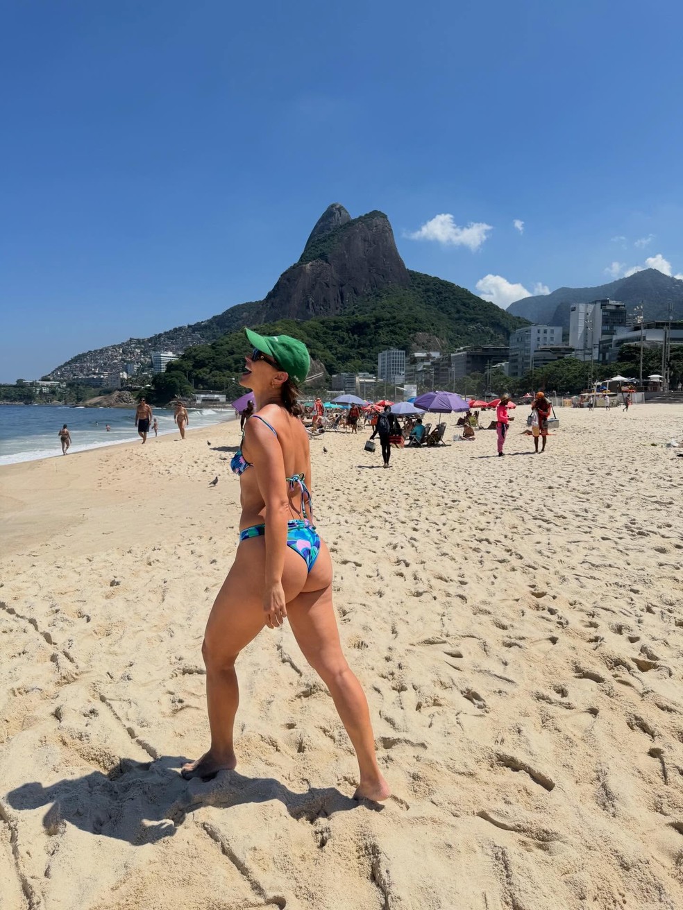 Marcelo Faria vai à praia com a namorada — Foto: Reprodução/Instagram
