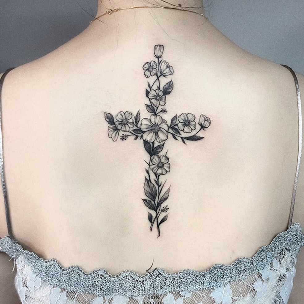 Tatuagem de cruz feminina: fotos inspiradoras para eternizar sua fé