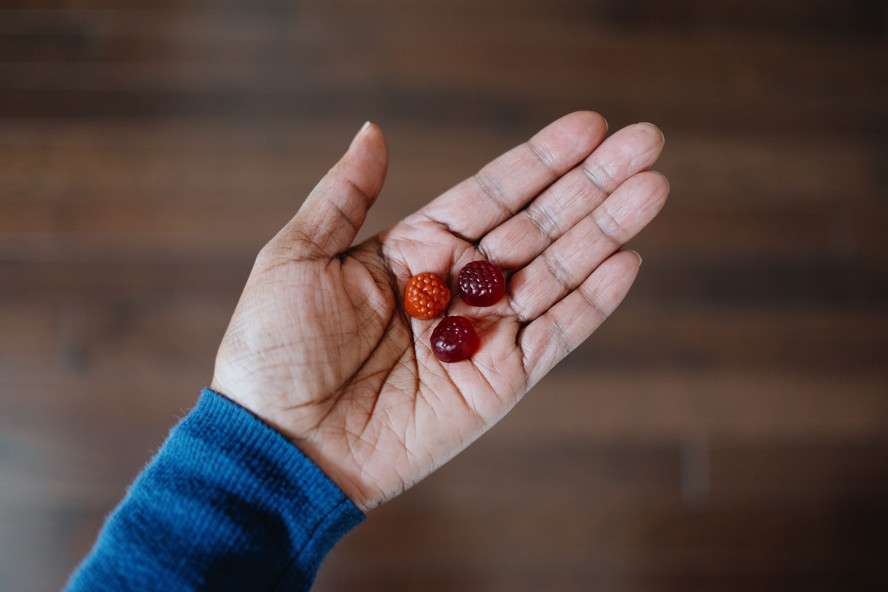 Suplementos prometem aumentar libido de mulheres. Mas será que funciona?