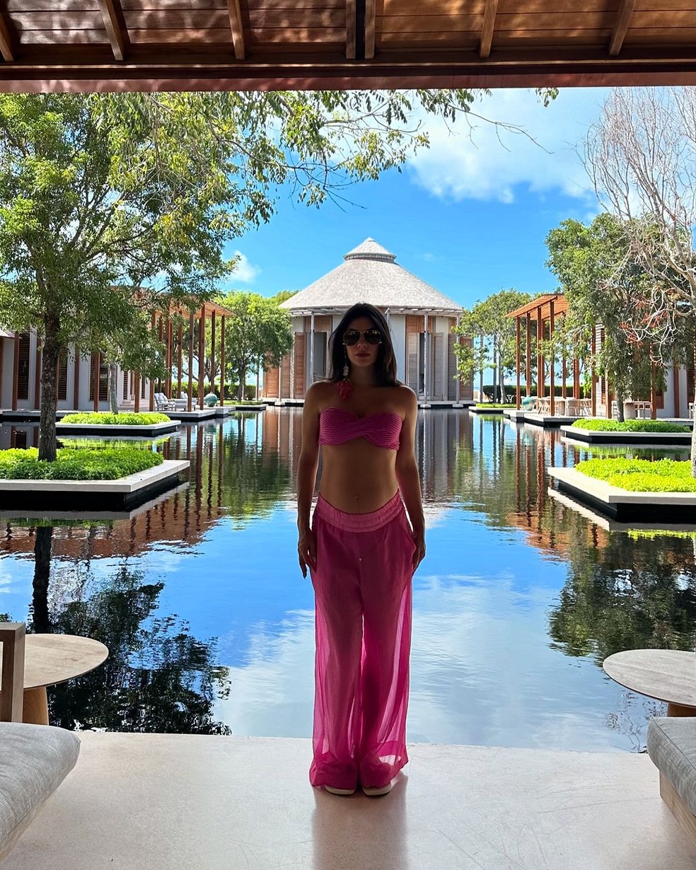 Jade Magalhães com conjunto de praia rosa — Foto: Reprodução/Instagram @ajademagalhaes