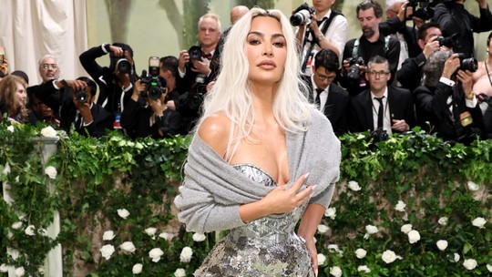 Kim Kardashian aposta em look improvável e usa corset de cintura justa e 'casaquinho' no Met Gala