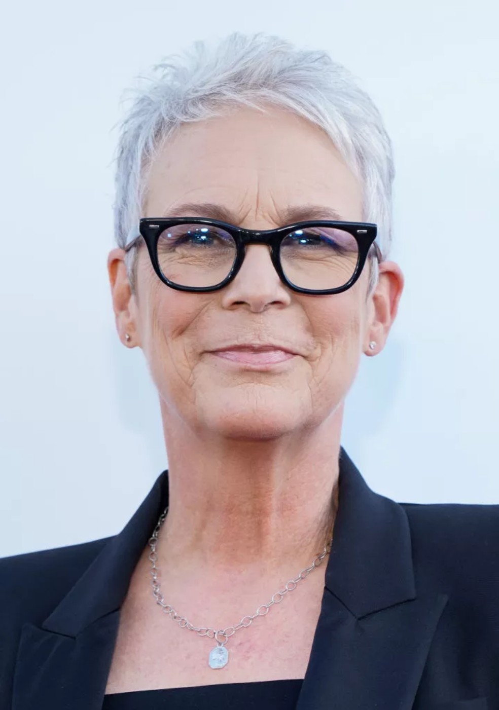 Jamie Lee Curtis afirma que corte pixie nos cabelos grisalhos só aumentou sua confiança — Foto: Getty Images