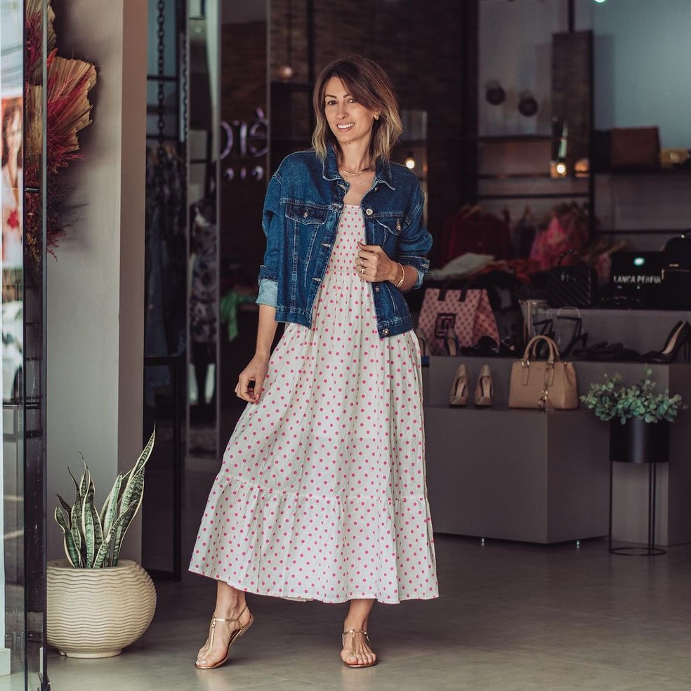 Quer você tenha um estilo mais minimalista, moderno ou até romântico, a jaqueta jeans pode ser ajustada para se encaixar em qualquer proposta de visual — Foto: Reprodução/Instagram @sfera.store.oficial