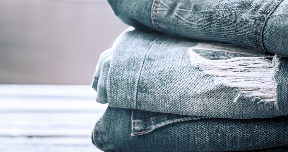 Shorts jeans desfiado — Foto: Freepik