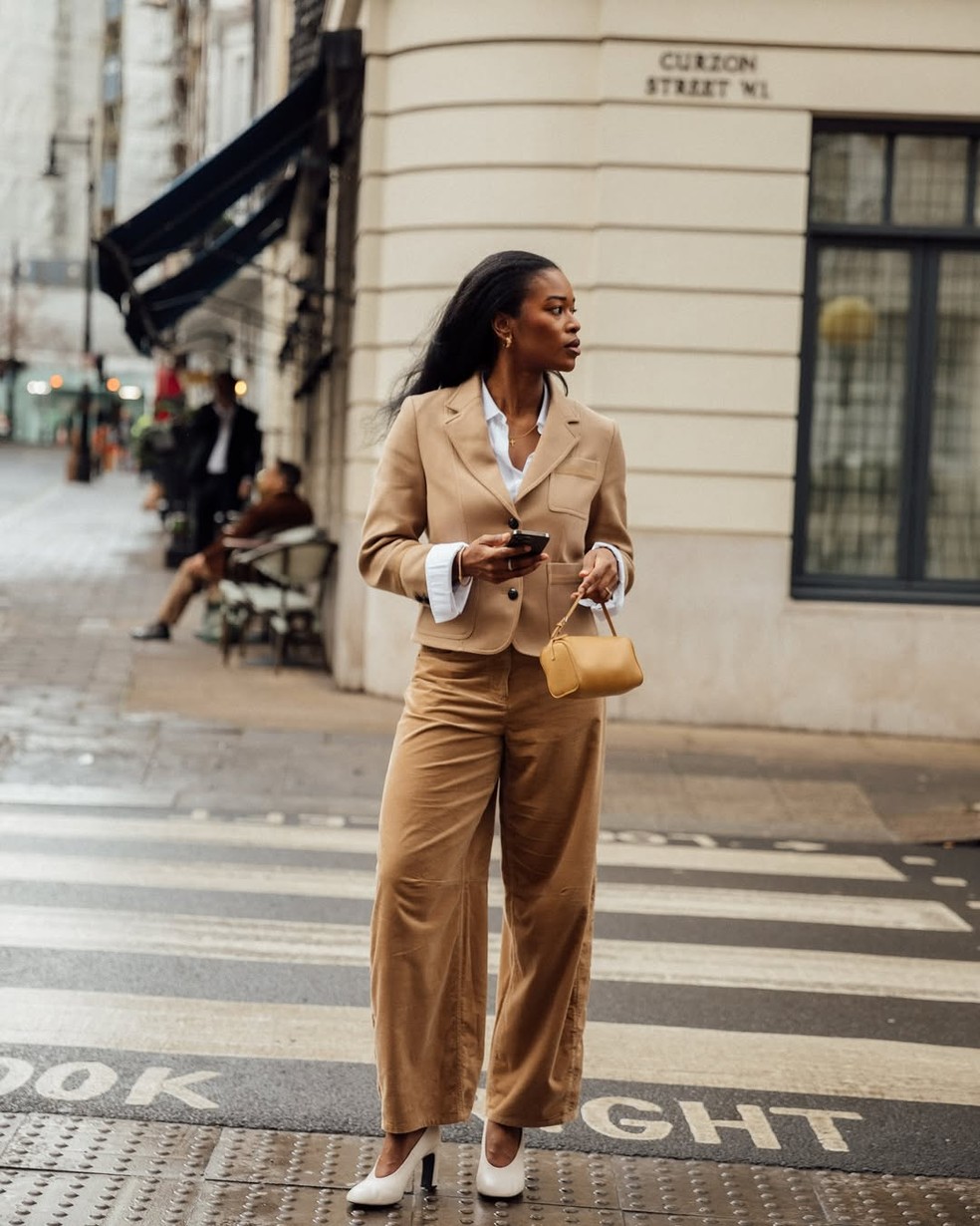 Calça cáqui: o clássico está de volta ao radar fashion — Foto: Reprodução/Instagram @nlmarilyn