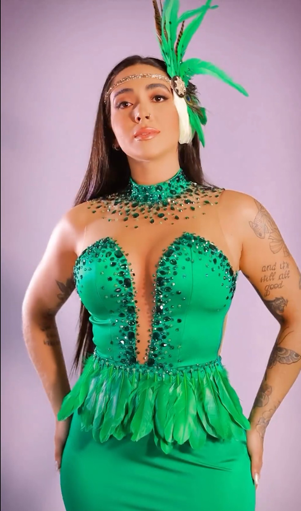 Giovanna Lima surge com vestido decotado verde para 2º dia do Festival de Parintins — Foto: Reprodução/Instagram