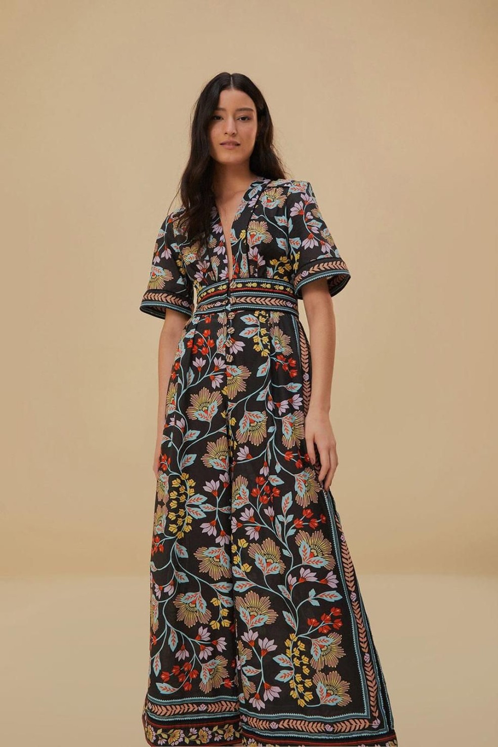 Detalhe do vestido Farm, usado pela atriz na nova temporada da série — Foto: Reprodução