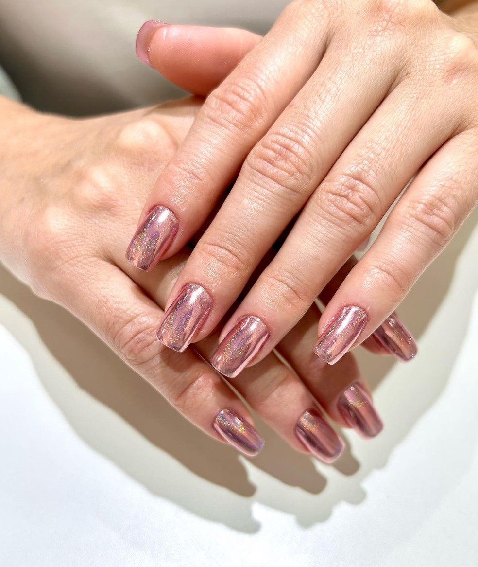 10 opções de unhas cromadas para te inspirar a reproduzir a nail art em casa — Foto: Instagram/@gimoreira.nails