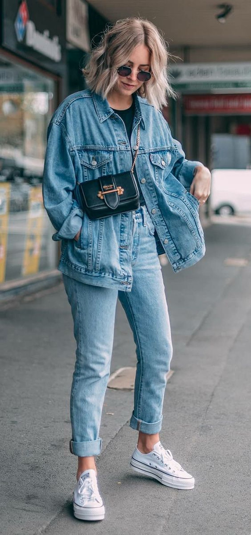 Outro fator importante ao montar um look all denim é pensar na modelagem das peças. Se você prefere um visual mais ajustado, calças skinny ou de cintura alta combinam muito bem com jaquetas mais ajustadas ao corpo ou cropped — Foto: Reprodução/Pinterest