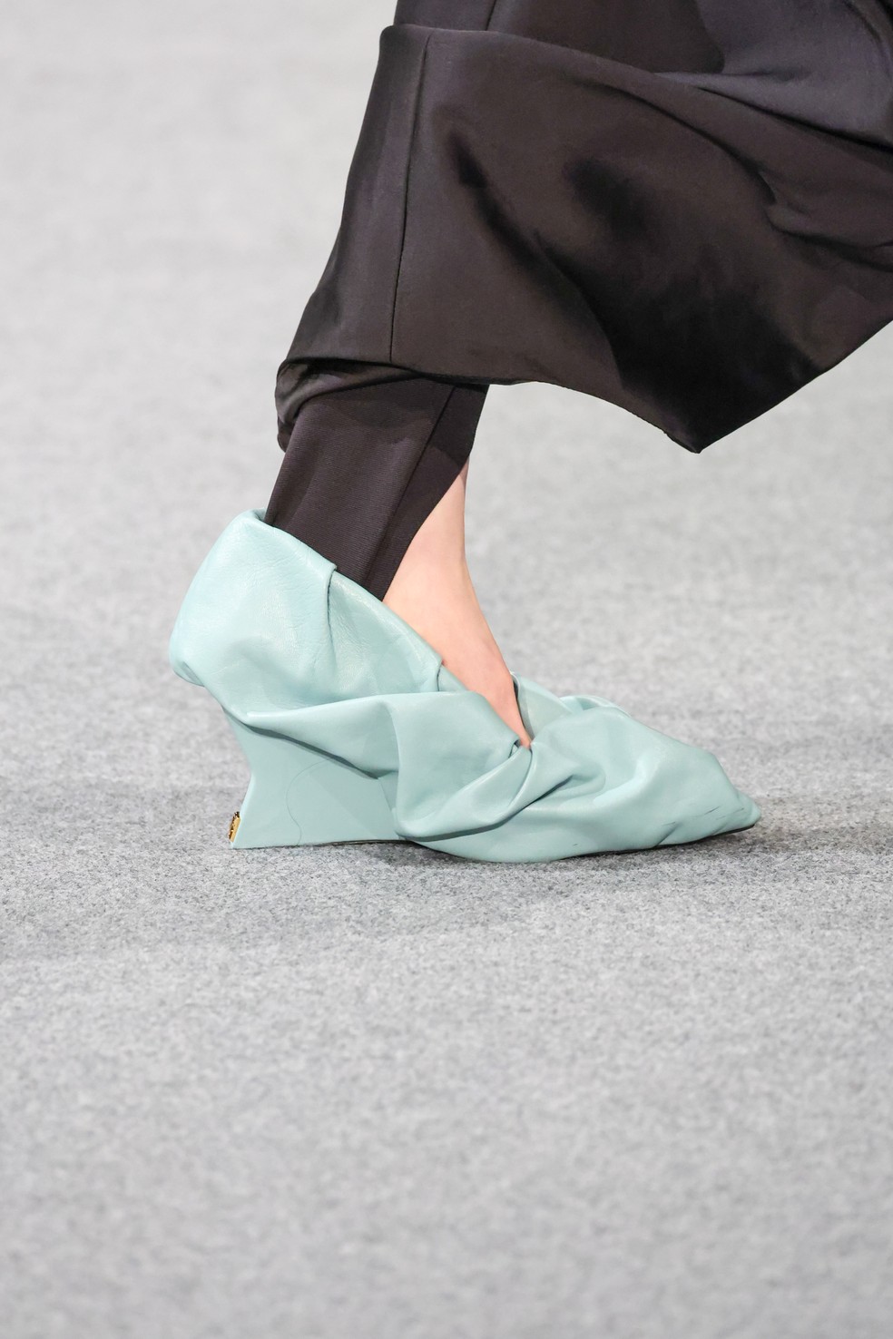 O scarpin revestido com couro dobrado — Foto: Getty Images