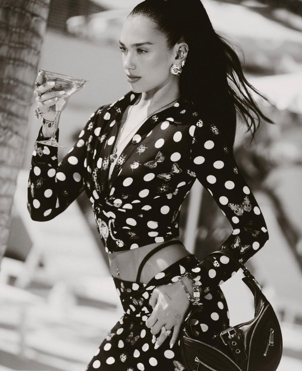 Dua Lipa lança coleção com Versace  — Foto: Reprodução/Instagram 