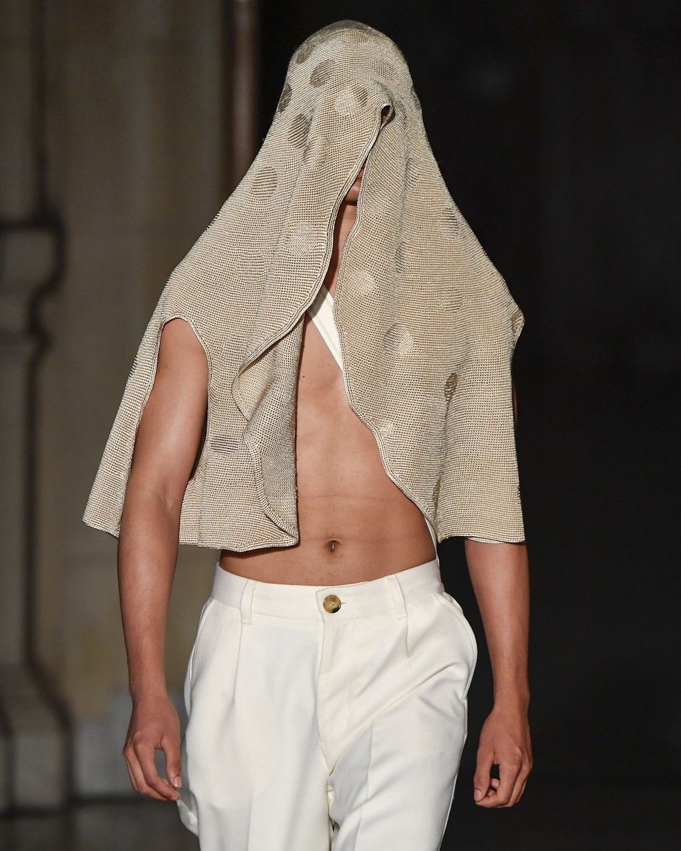 Capuz que cobre o rosto no desfile da Herchcovitch; Alexandre no SPFW N58 — Foto: Marcelo Soubhia/ @agfotosite