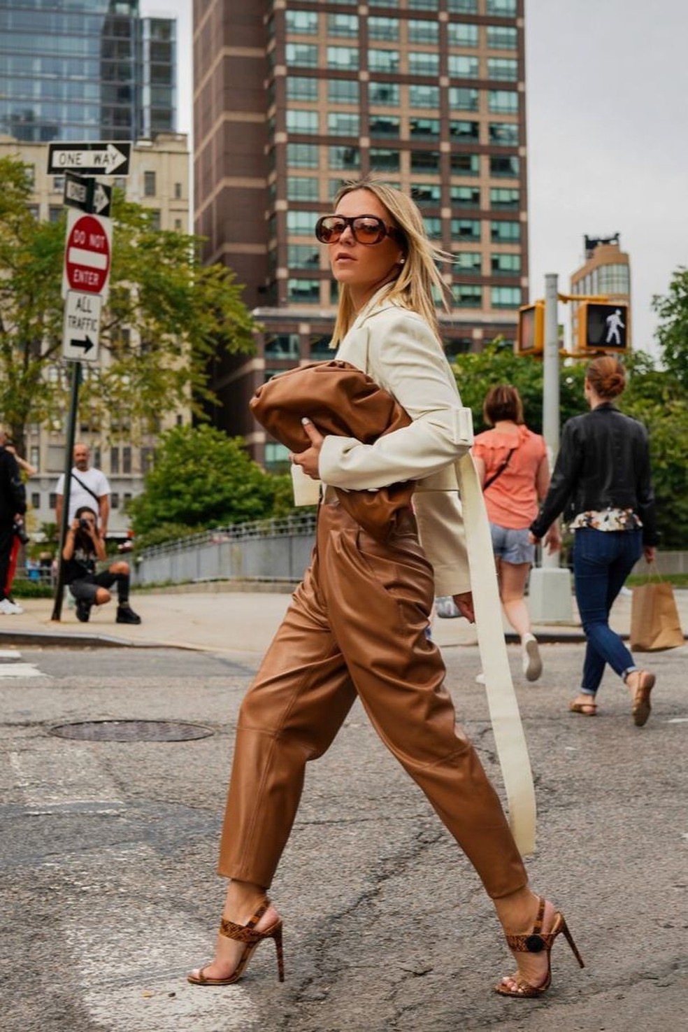 Salto e calça de couro juntos formam um look marcante. — Foto: Reprodução/Pinterest @allamedvedeva7498