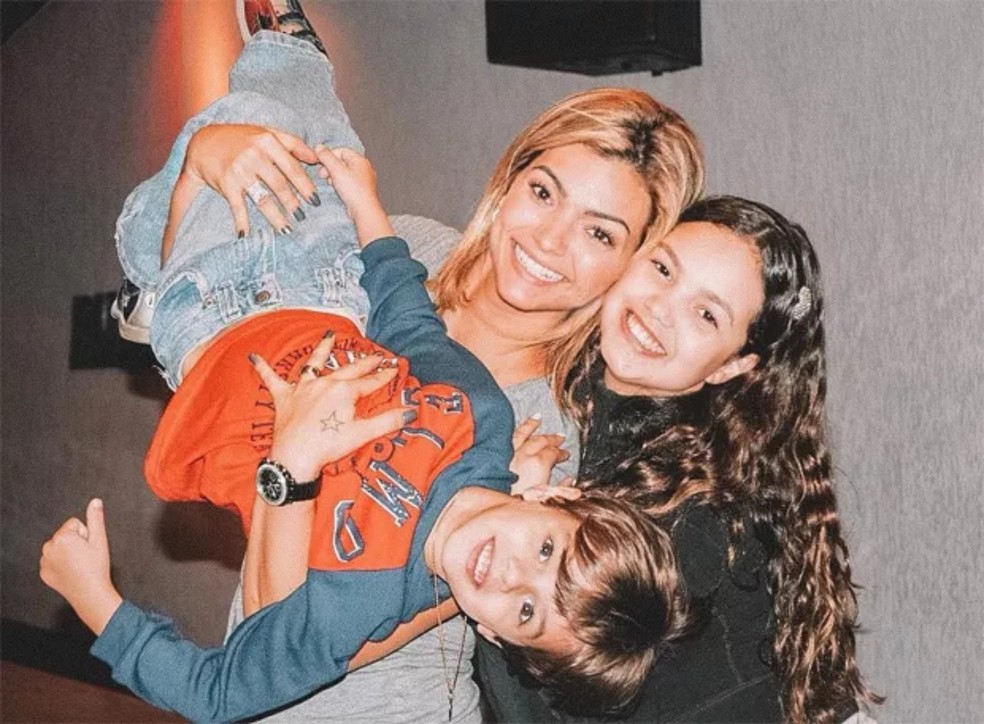 Suzanna Freitas com cabelo cacheado em foto antiga com a mãe, Kelly Key e o irmão — Foto: Reprodução Instagram