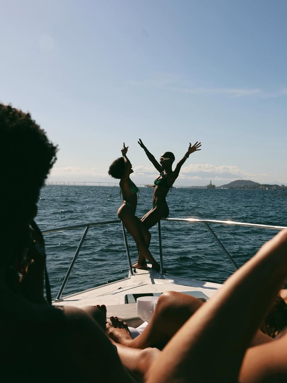 De biquíni verde, Bella Campos revela registros curtindo passeio de barco no Rio de Janeiro e arranca elogios — Foto: Reprodução/Instagram