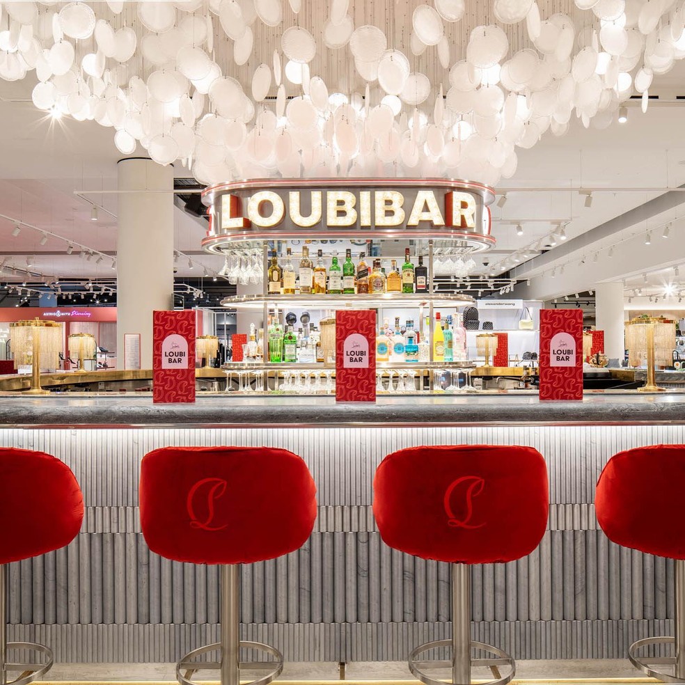  Loubibar, na Inglaterra, tem drink vermelho assinado, o Loubidoo — Foto: Reprodução Instagram @theofficialselfridges