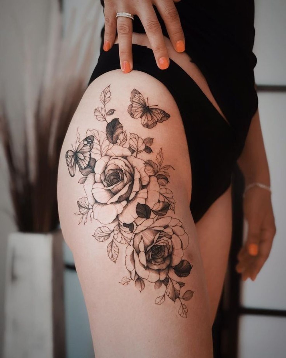 Tatuagem feminina na coxa com flores: inspirações irresistíveis para a ...