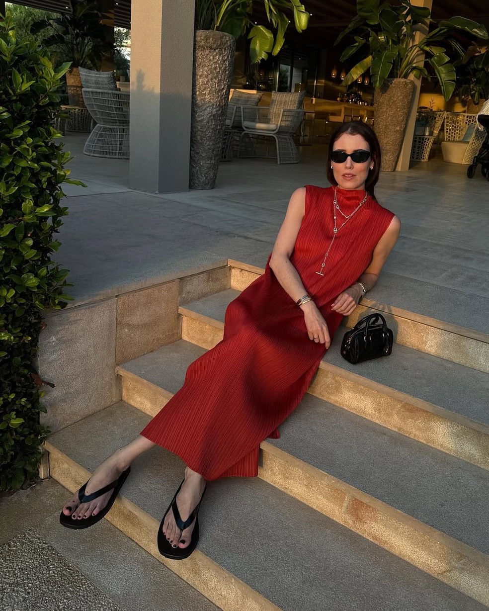 Vestido vermelho com tecido acetinado — Foto: Reprodução/Instagram @annabelrosendahl