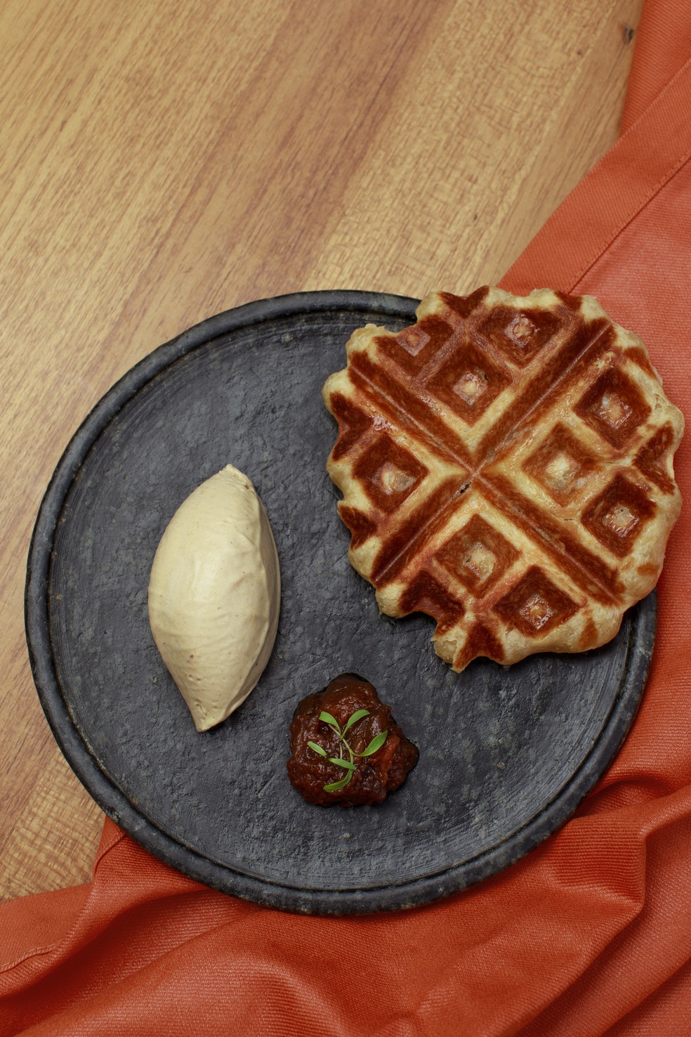 Waffle de Fermentação Natural com sorvete de manteiga noisette e maçã negra — Foto: Julia Rodrigues/Divulgação