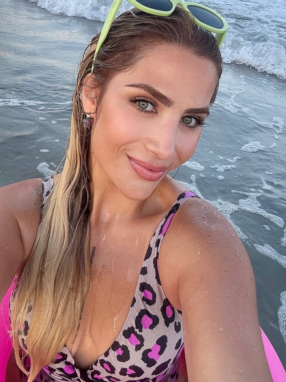 Jéssica Beatriz Costa se refresca — Foto: Reprodução/ Instagram @jessicabeatrizcosta