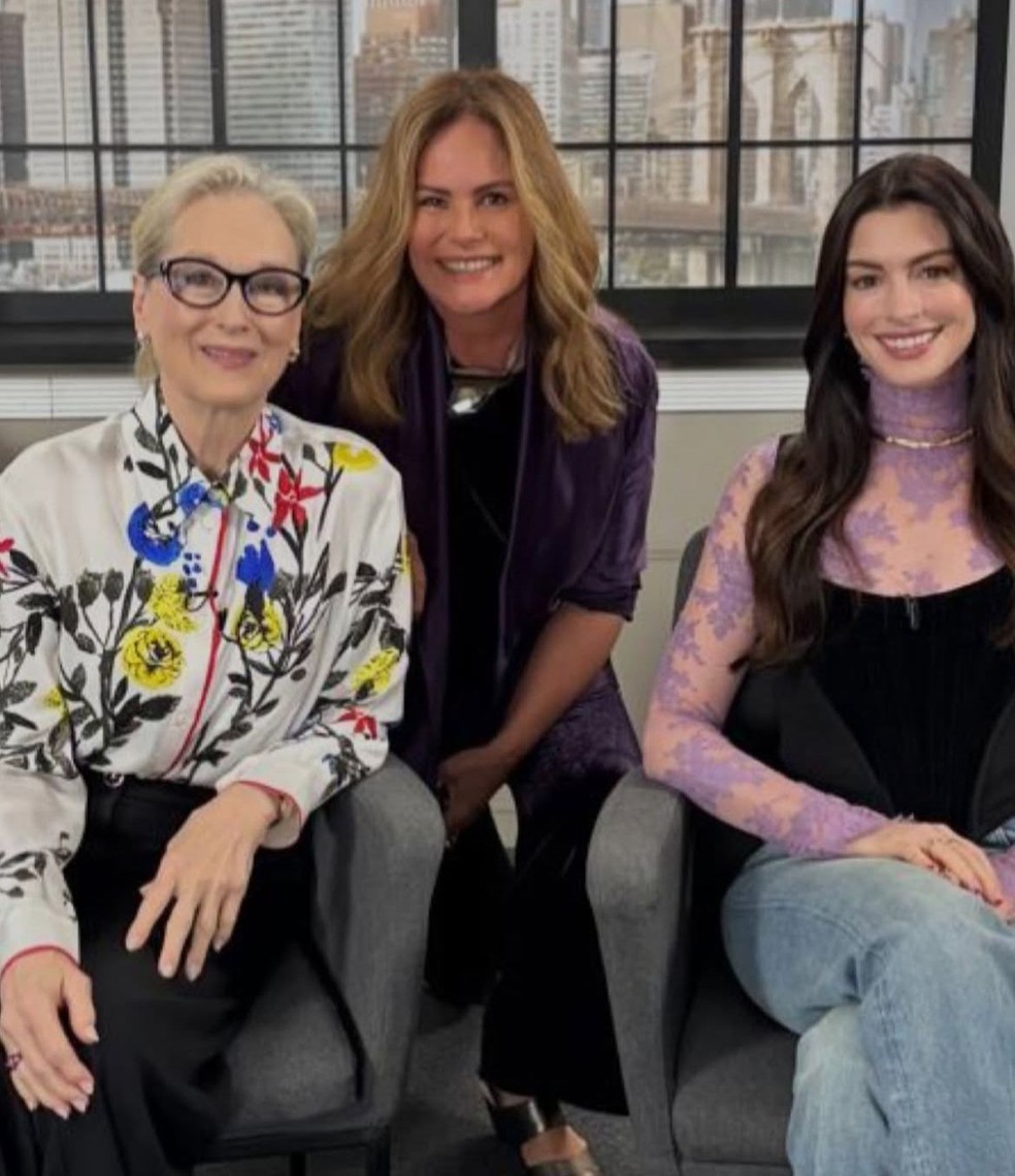 Renata Ceribelli abre álbum com pose inusitada de ioga e clique com Streep e Hathaway — Foto: Reprodução/Instagram