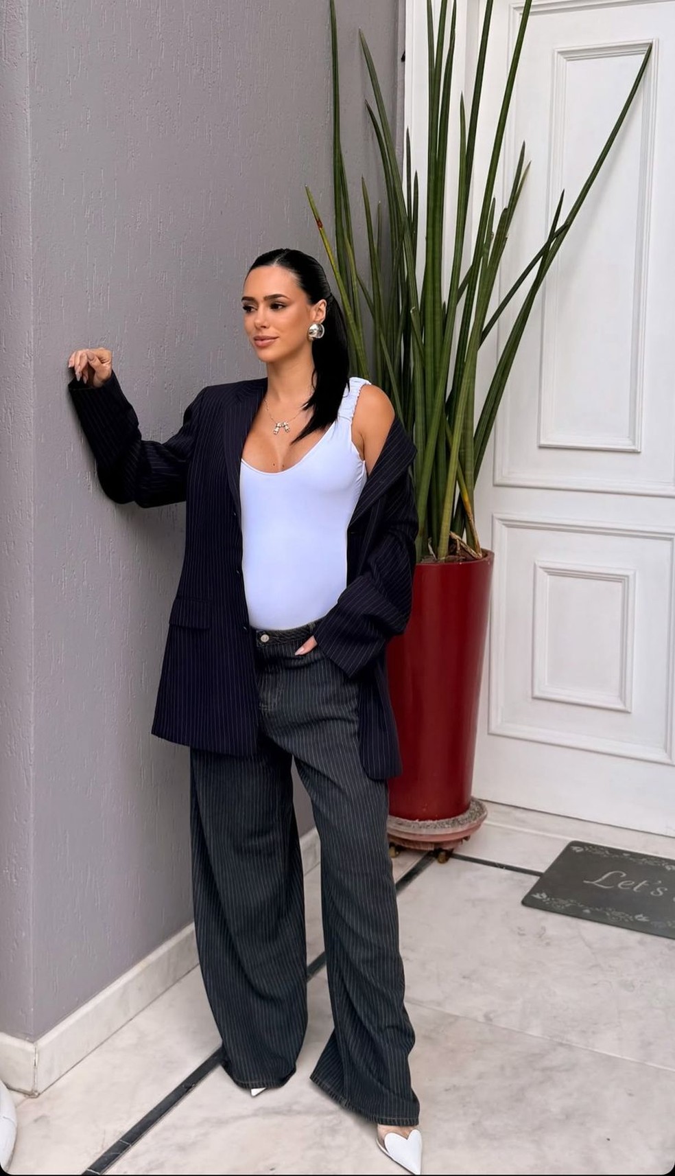 Com look todo amplo, Bruna Biancardi costuma equilibrar com salto alto — Foto: Reprodução / Instagram @brunabiancardi