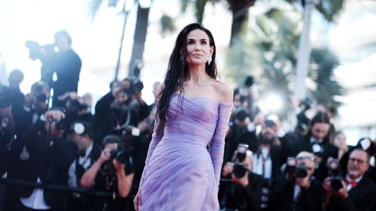 Cannes 2026: Demi Moore recria look de 2003 no tapete vermelho Cannes 2026: Demi Moore recria look de 2003 no tapete vermelho