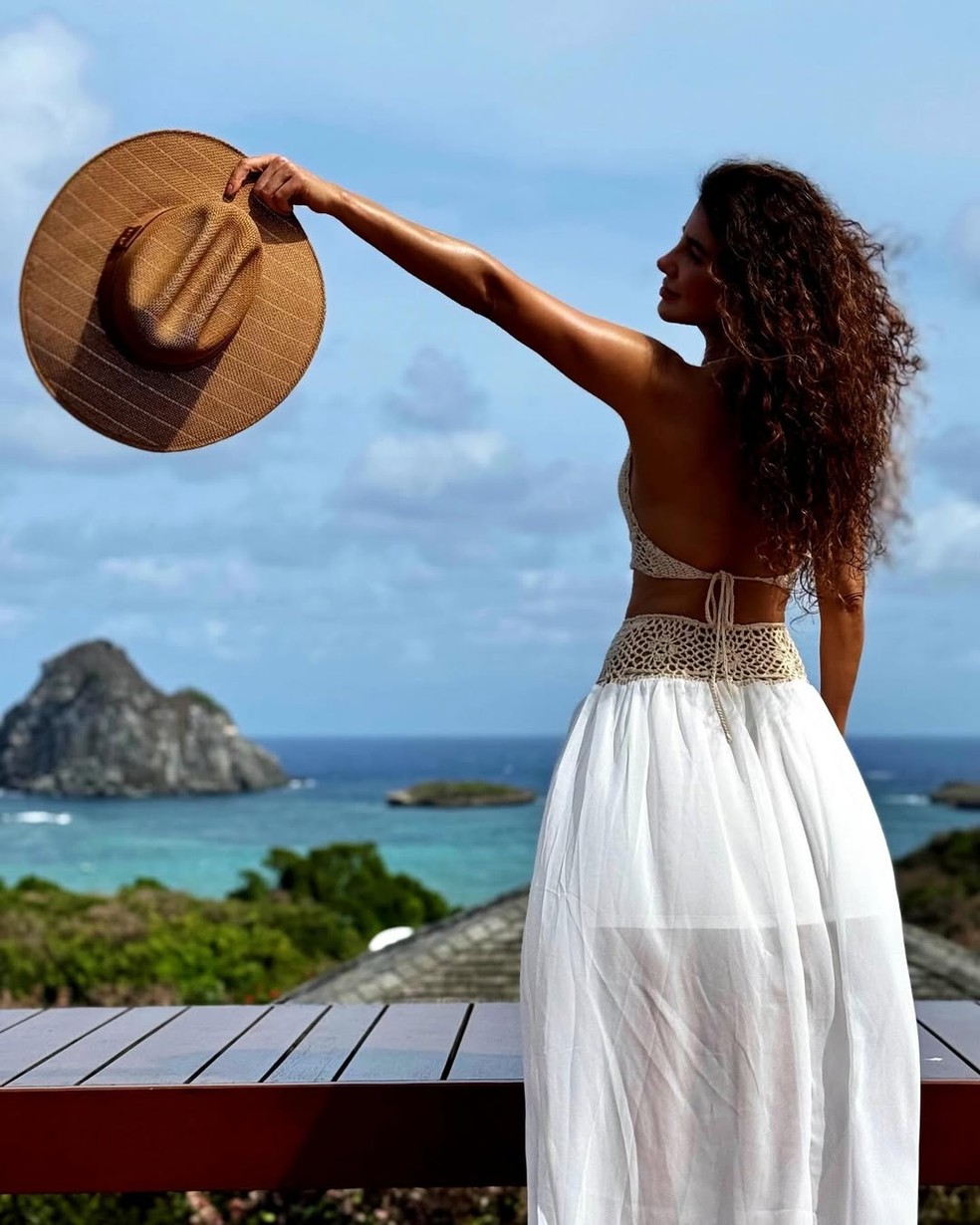 Paula Fernandes segura chapéu — Foto: Reprodução/ Instagram @paulafernandes