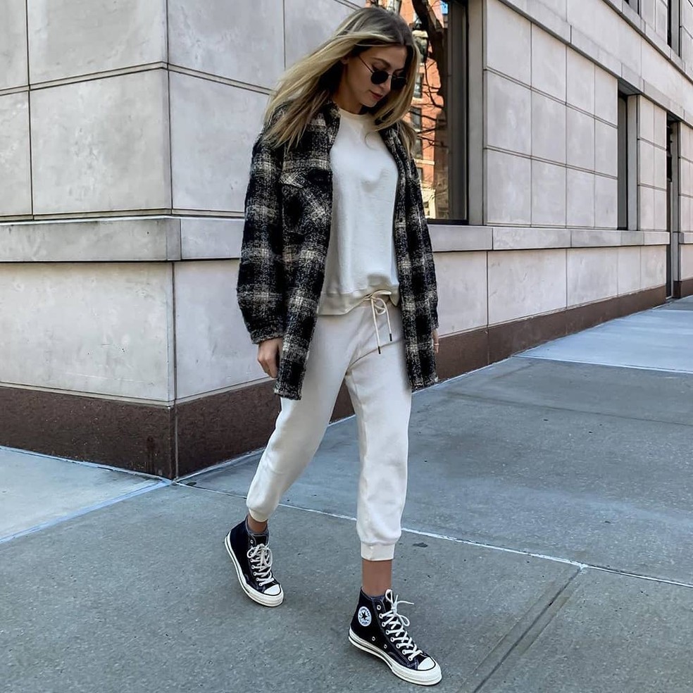A calça jogger traz uma pegada esportiva e urbana, e o tênis de cano alto equilibra o visual, adicionando um toque de estilo — Foto: Reprodução/Instagram @gabriellamichin