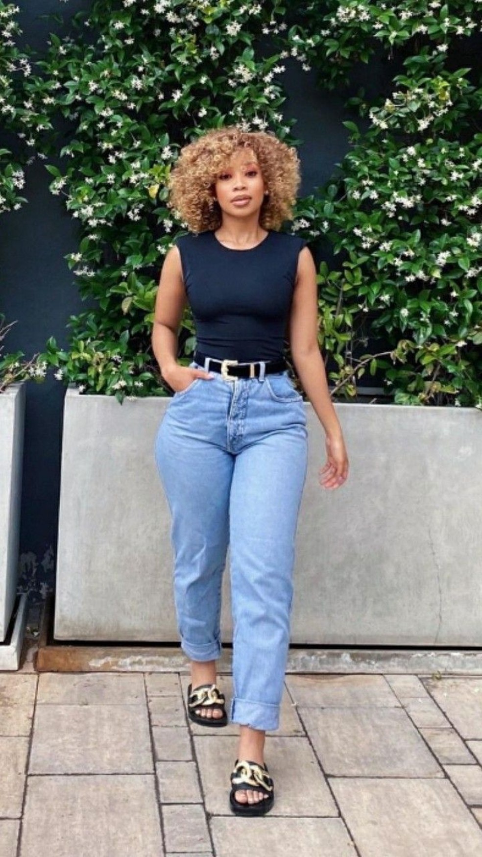 Combine o jeans com camisas e regatas pretas para criar um look com calça mom para lá de especial. — Foto: Reprodução/Pinterest @nontlantlaxakane