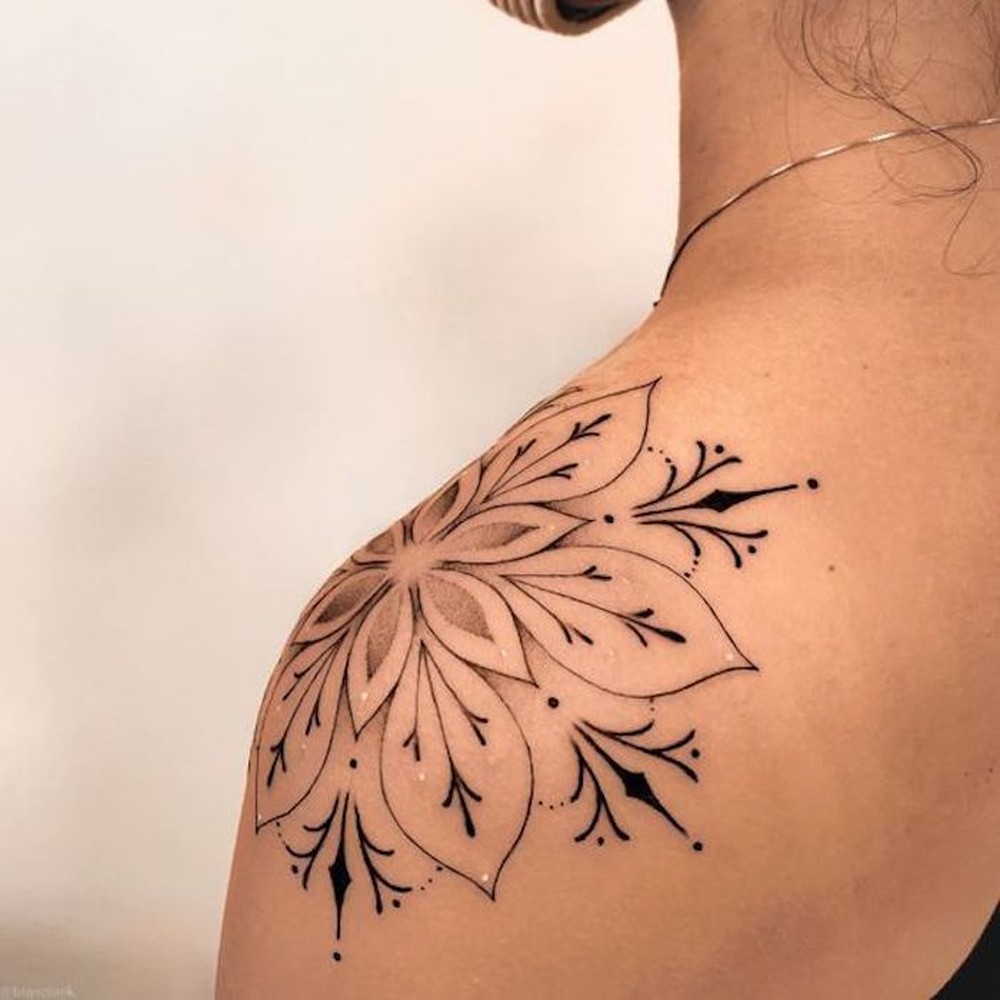 Tatuagem de mandala feminina: ideias com o símbolo que vai além da estética
