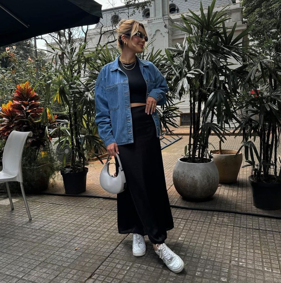 Esse look é perfeito para quem busca praticidade sem abrir mão do estilo, já que a combinação do tecido robusto do jeans com a leveza do vestido cria um contraste interessante — Foto: Reprodução/Instagram @apenas1look