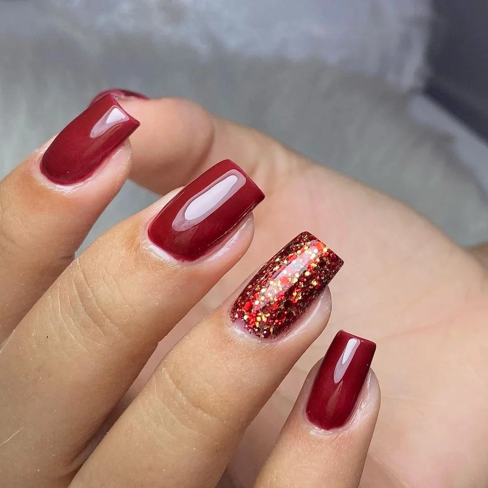 Unhas Vermelhas Com Glitter Dourado