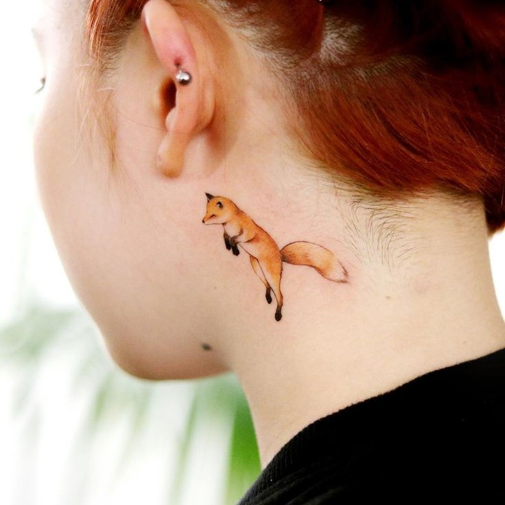 Nuca e pescoço: Uma raposa pequena. Considerada um animal de força para virginianos. — Foto: Reprodução/Instagram @tattooist_uzi